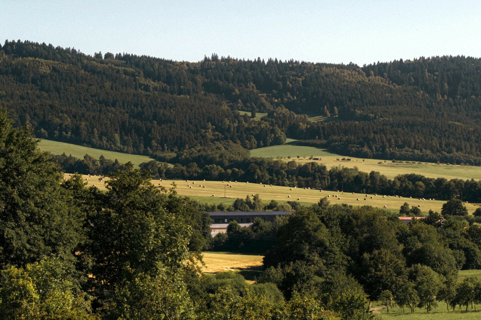 Das Gebäude liegt in den Hügel der Weißen Karpaten. Sie waren Inspiration für die Treppenhügel im Innern des Gebäudes.