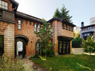 Mark English Architects transformierten das denkmalgeschützte Wohnhaus Cow Hollow von 1917 in San Francisco durch ein neues Atrium und gezielte Eingriffe im Inneren für zeitgemäßes Wohnen.