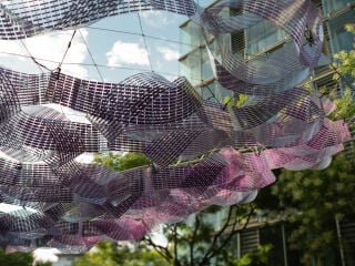 Aus dem Forschungsprojekt Solar Loops ging ein experimentelles, solaraktives Verschattungssystem hervor, das Sonnenschutz und Energiegewinnung im Stadtraum verbindet.