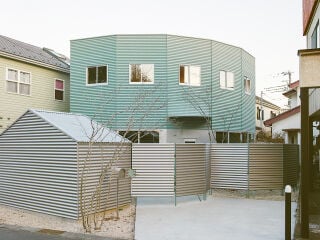 Nördlich von Tokio, in der Präfektur Saitama, steht seit 2024 ein Einfamilienhaus des Architekturbüros Kuma & Elsa.
