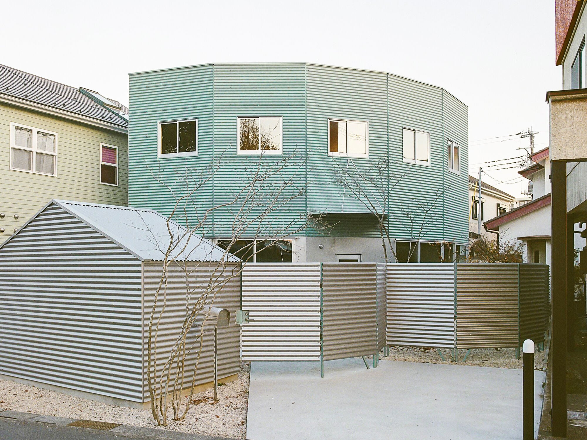 Nördlich von Tokio, in der Präfektur Saitama, steht seit 2024 ein Einfamilienhaus des Architekturbüros Kuma & Elsa.