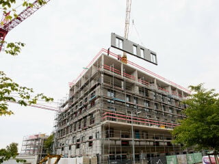 Im Quartier am Rotweg in Stuttgart entstehen bis Herbst 2026 zehn neue Wohngebäude mit Gewerbe- und Gemeinschaftsflächen.