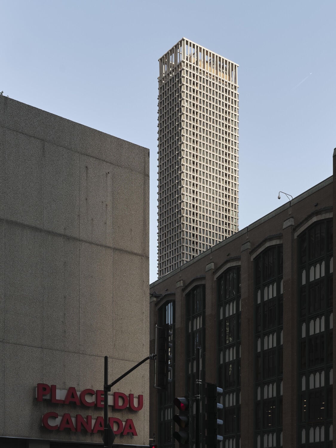 Zwischen Place du Canada, Bestandsbauten und neuer Skyline tritt die helle Betonhülle hervor.