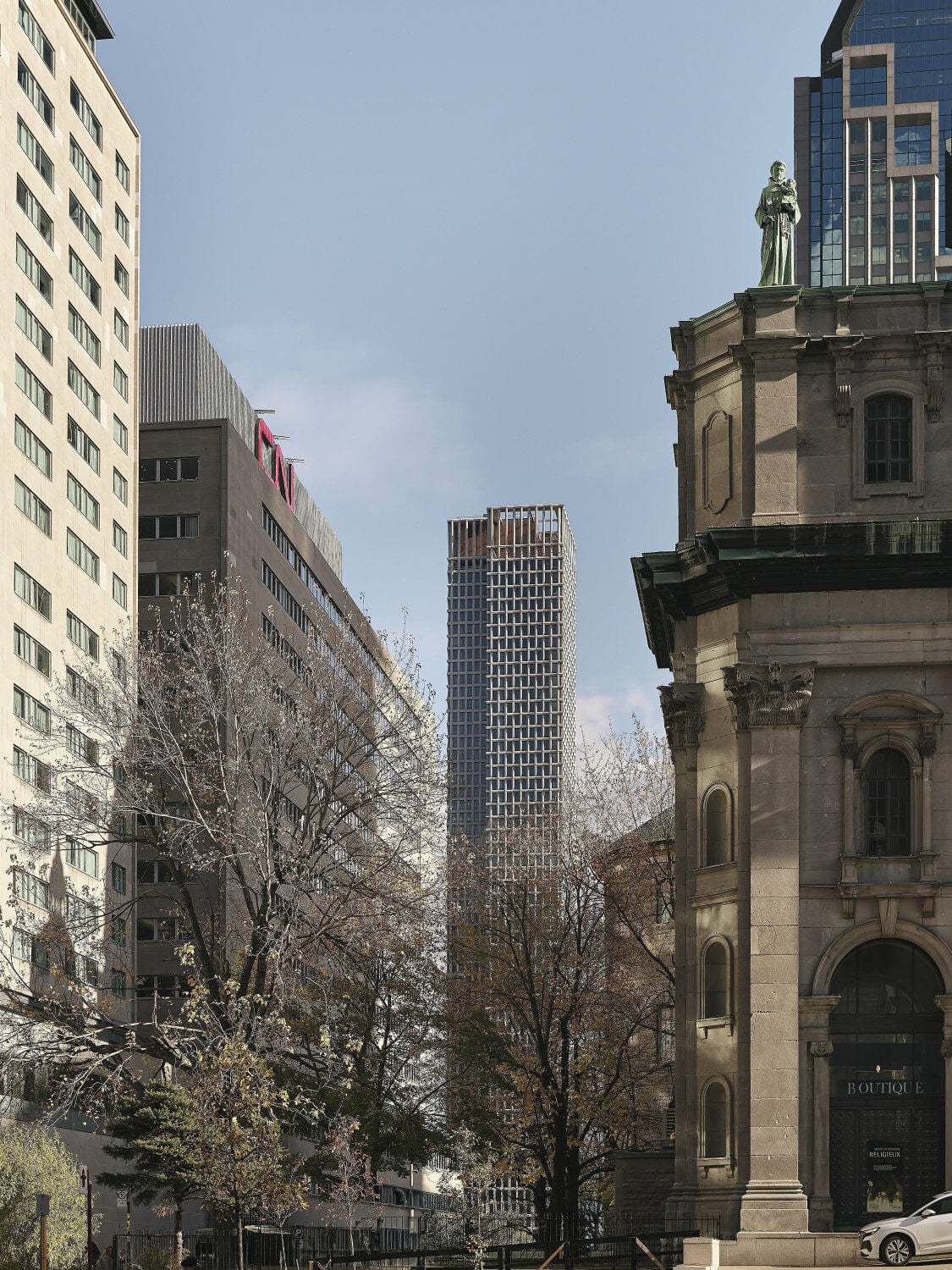 Aus dem dicht bebauten Stadtzentrum heraus erscheint der Turm als vertikaler Orientierungspunkt.