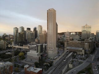 Am Übergang von Downtown Montréal, Hauptbahnhofs und Ville-Marie-Autobahnring steht seit 2026 ein 200 Meter hoher Turm, entworfen vom Architekturbüros Chevalier Morales.