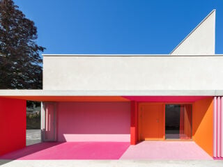Die von Dominique Coulon & Associés geplante Kindertagesstätte im elsässischen Illzach machte wegen ihrer kräftigen Farbgebung und grafischen Architektur Schlagzeilen.