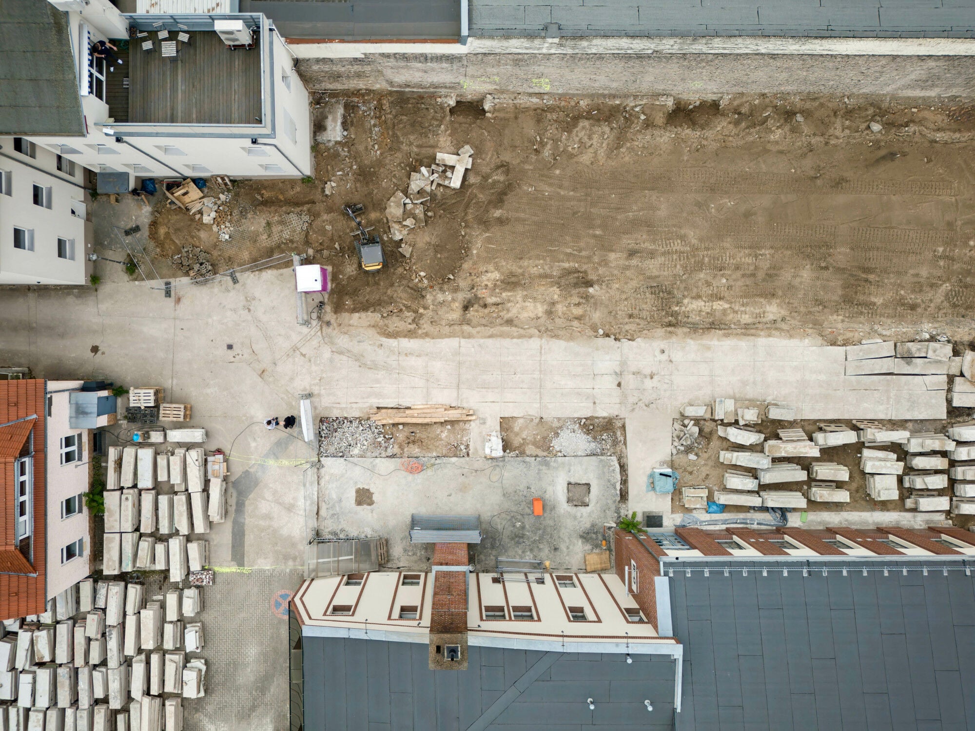 HLCB Re-Use-Beton: Die alten Bodenplatten der Garagenanlage aus Beton sind in rechteckige Platten zersägt und wiederverwendet worden.