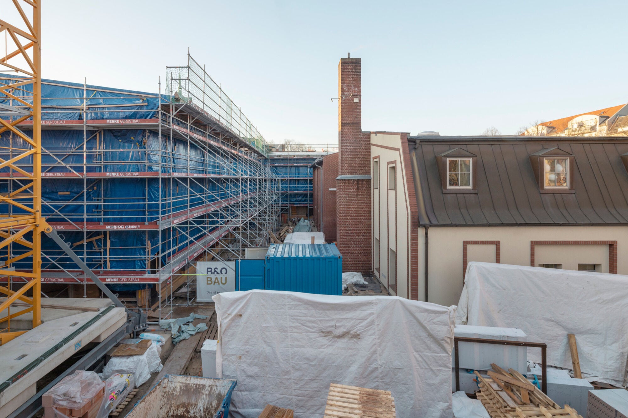 Auf diesem Gelände im Berliner Stadtteil Weißensee entsteht die erweiterte Verwaltungszentrale von B&O Bau- und Gebäudetechnik. Das neue zweigeschossige Gebäude erstreckt sich L-förmig in einem Hinterhof, genau dort, wo sich eine Garagenanlage befand.