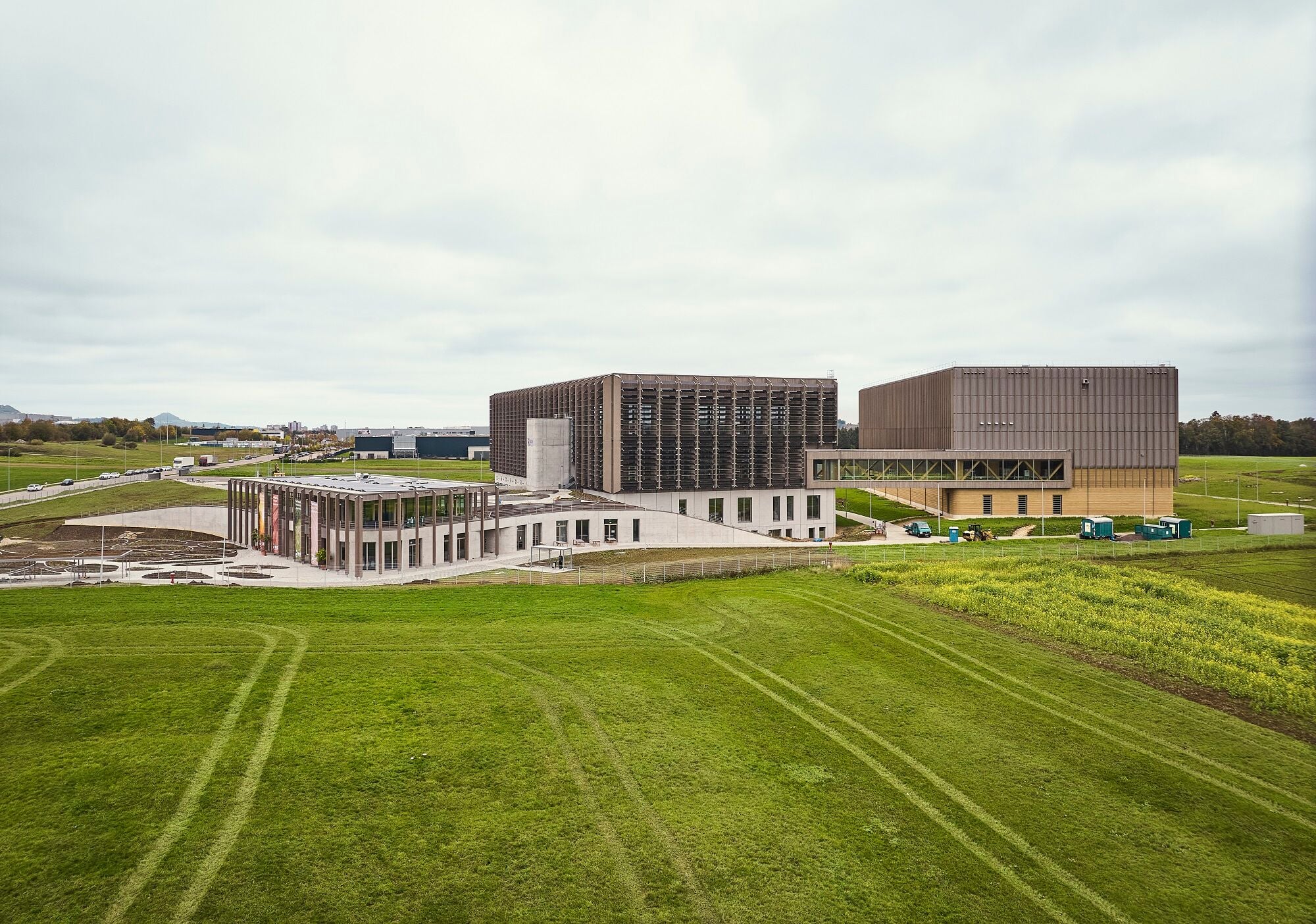 Der Campus besteht aus einem Verwaltungsgebäude, einem Funktionsgebäude und einem Hochregallager.