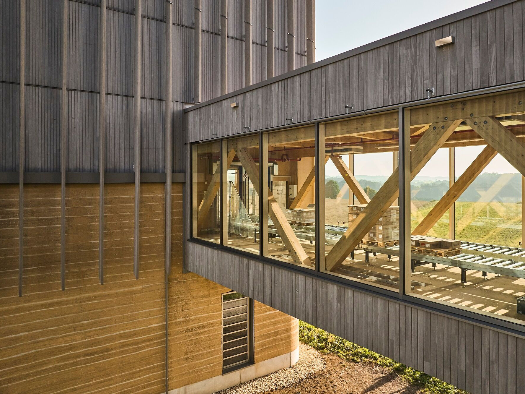 Die Architekten der Michelgroup aus Ulm entwarfen ein Ensemble aus drei Baukörpern, welche leicht aufgefächert in die Landschaft eingebettet sind (Ansicht aus östlicher Richtung).