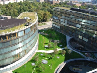Mit seinen geschwungenen Bürohochhäusern nimmt der Erste Campus in Wien, entworfen von  Henke Schreieck Architekten, einen ganzen Block zwischen Hauptbahnhof und Schweizergarten ein.