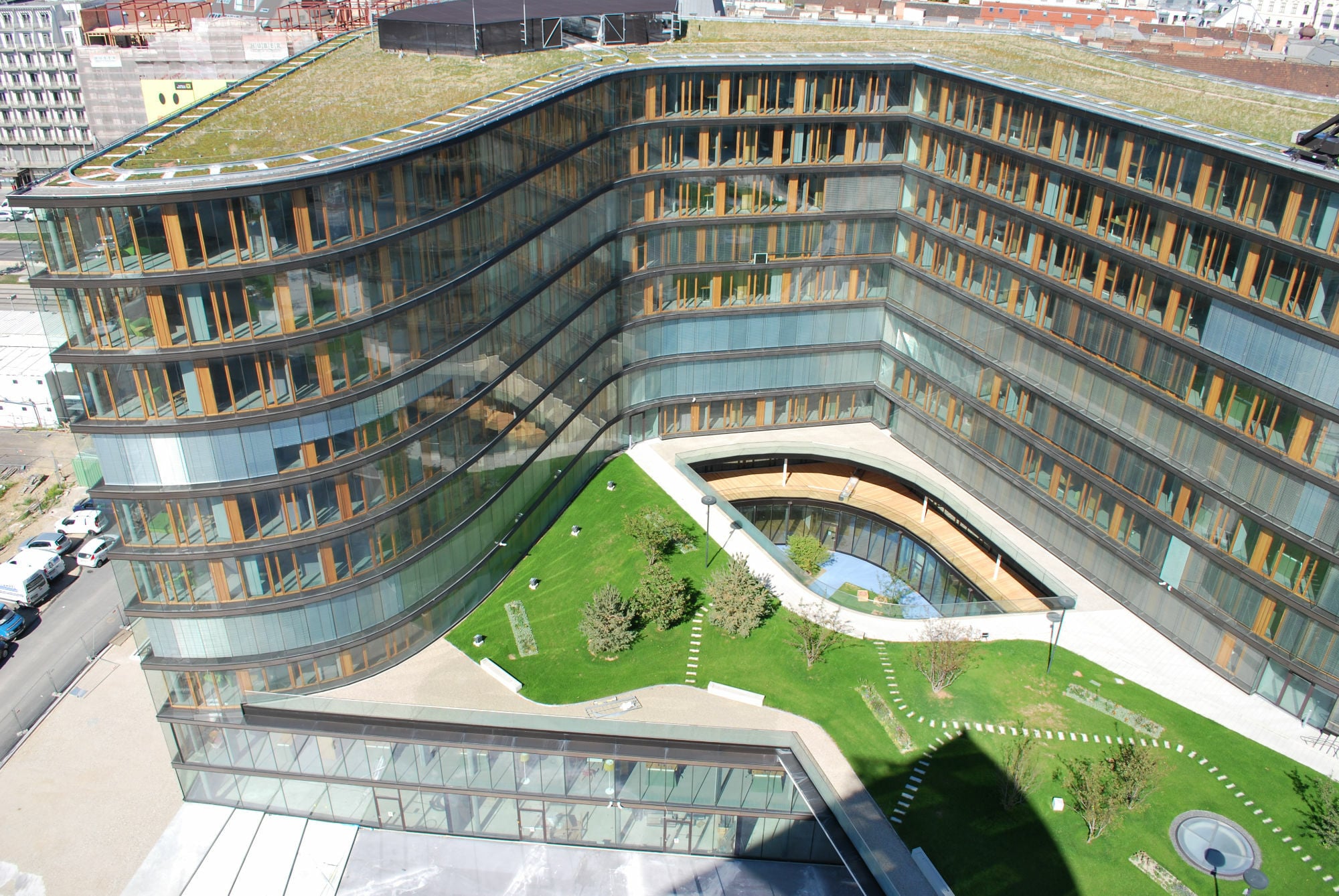 4.500 Mitarbeitende sind in dem Gebäudekomplex untergebracht.