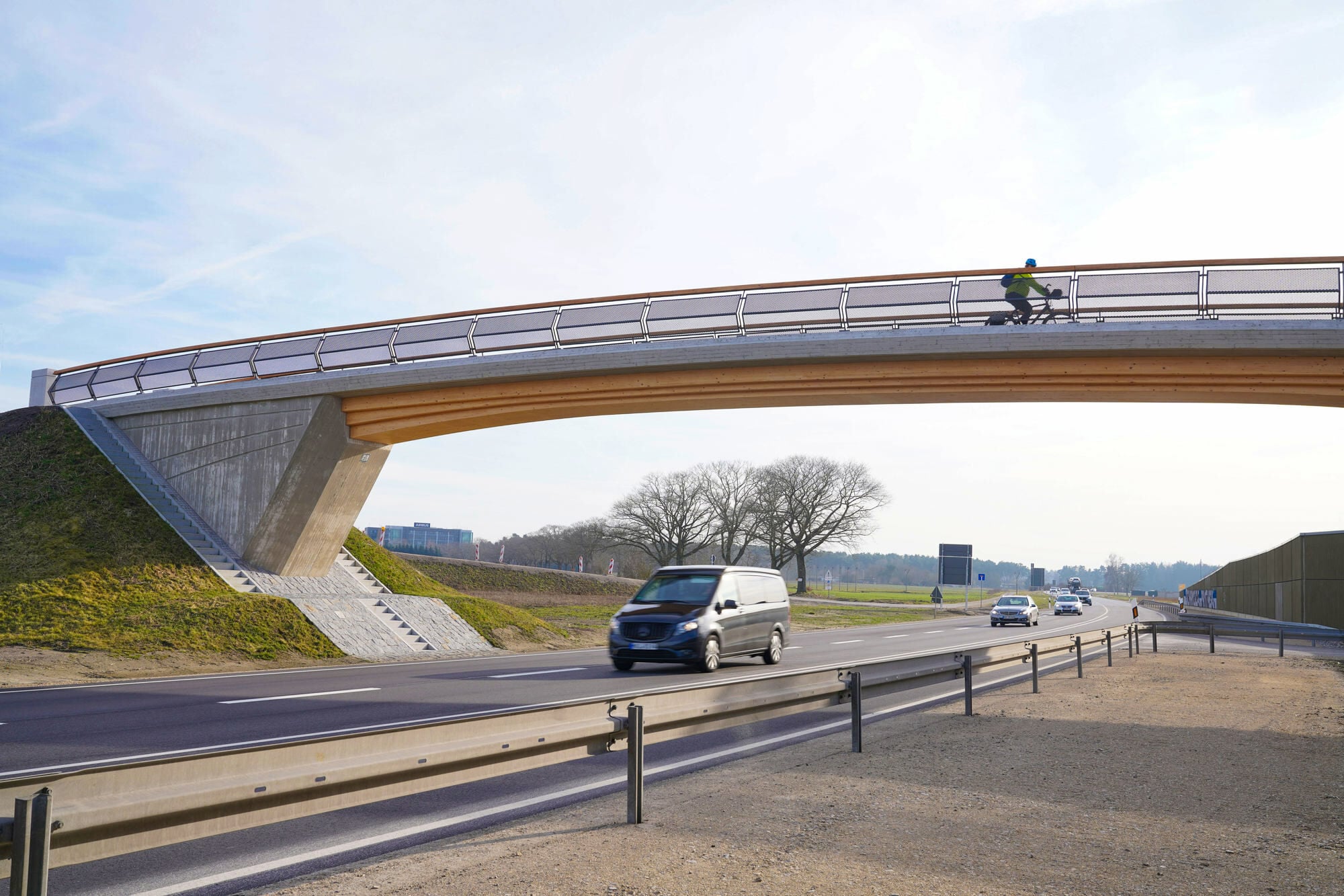 Oben Beton, unten Holz: Über- und Unterbau sind monolithisch miteinander verbunden sind, sprich ohne Lager und Fahrbahnübergänge.