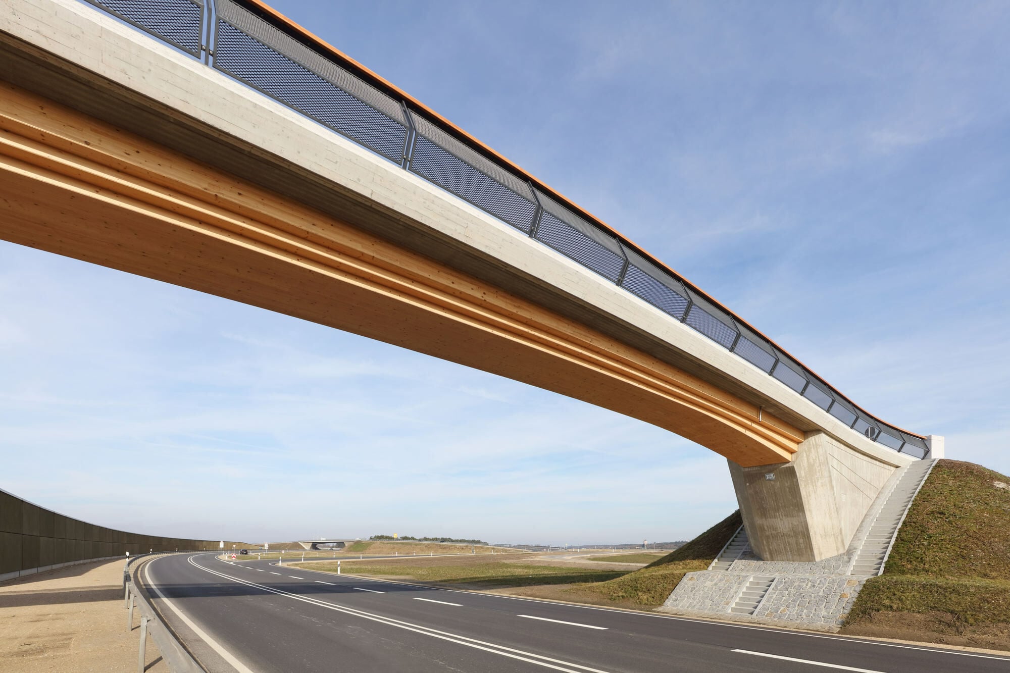 Das auffällige Querschnittsprofil soll unter anderem dazu dienen, das Holz des Unterbaus zu schützen.