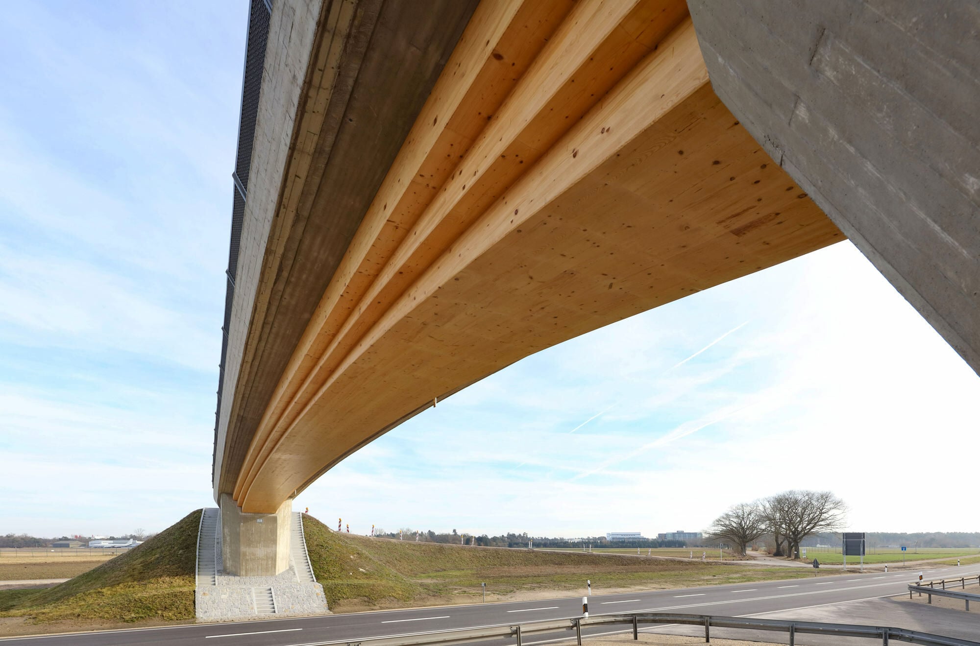 27 Meter beträgt die Stützweite, insgesamt 30 Meter ist die Brücke lang.