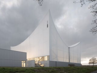 Im bretonischen La Bouëxière ergänzen das Centre sportif et culturel Marie-José Pérec und die Salle de danse Joséphine Baker den bestehenden Sport- und Freizeitcampus der Gemeinde.
