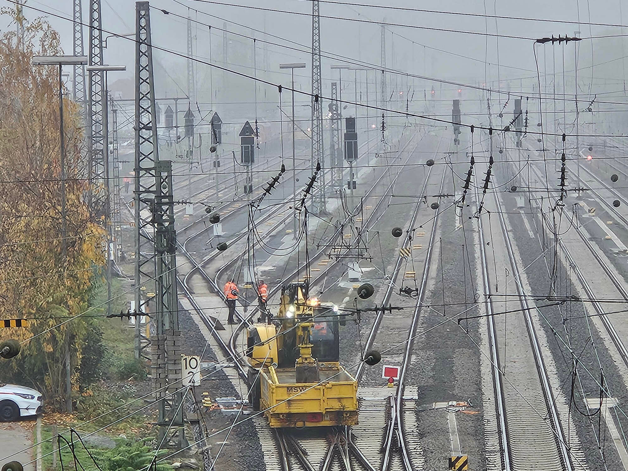Es wurden 152 Weichen ausgetauscht und 1.200 Anlagen der Leit- und Sicherungstechnik instandgesetzt wie hier am Bahnhof Mannheim-Waldhof.