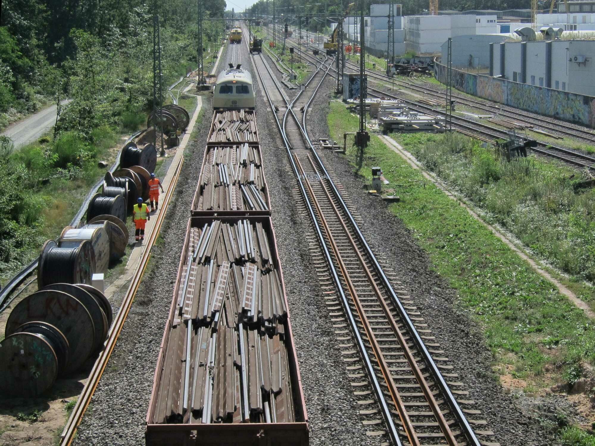 Bei der Riedbahnsanierung wurden in nur fünf Monaten 117 Kilometer Gleise und 140 Kilometer Oberleitungen saniert, wie hier bei Mörfelden-Walldorf
