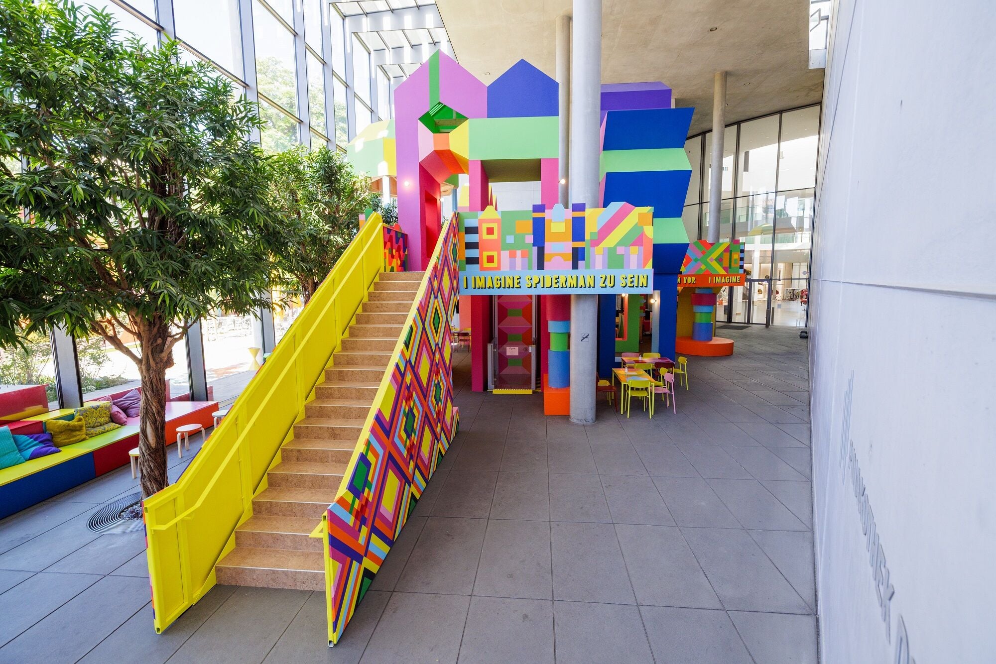 Über Treppen und einen Hublift erschlossen, bildet das Baumhaus eine begehbare Plattform innerhalb des Wintergartens.