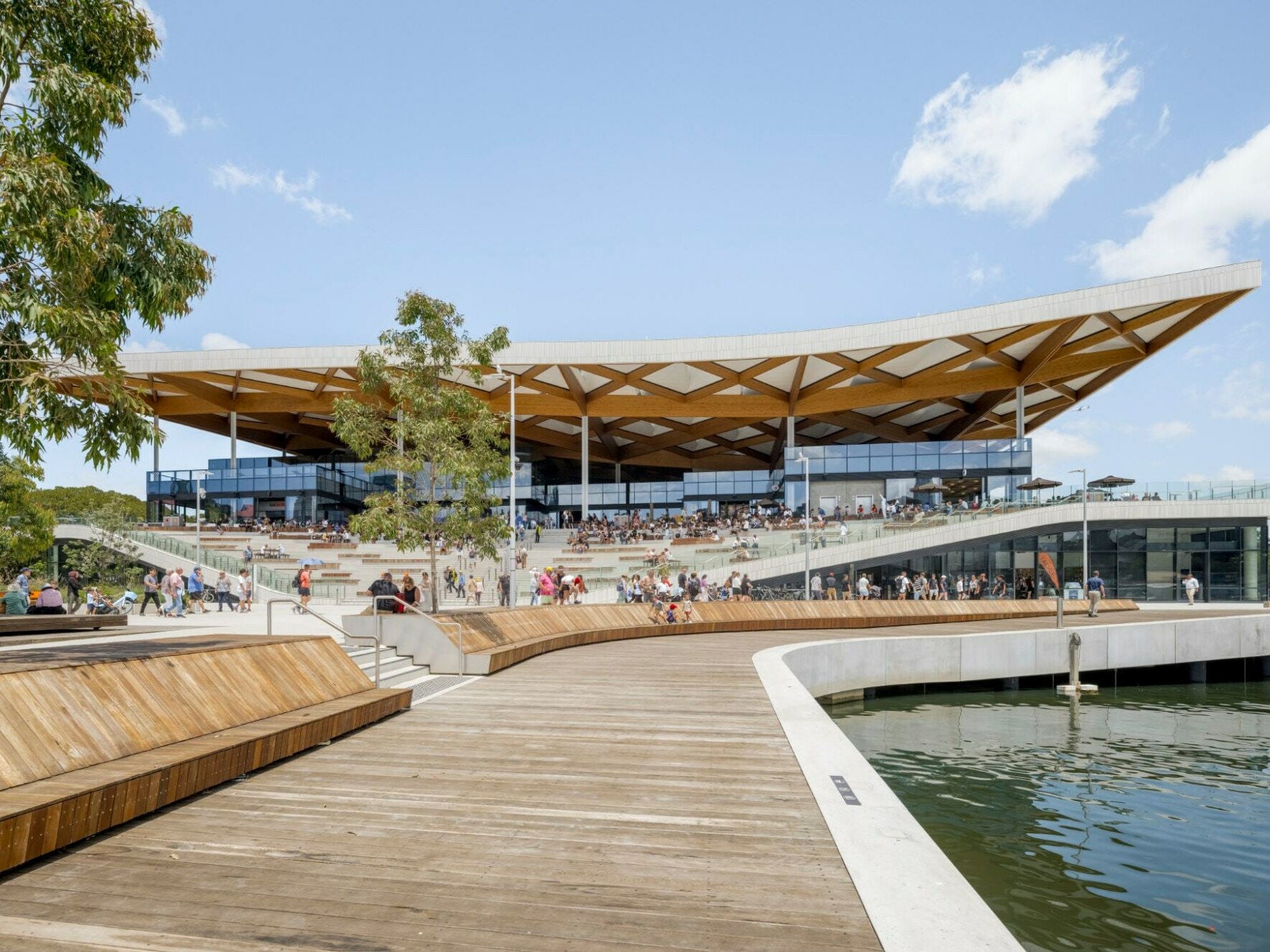 Der New Sydney Fish Market befindet sich direkt am Wasser in der Blackwattle Bay.