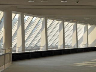 Wie lässt sich Tageslicht gezielt lenken, filtern und inszenieren? Die kostenfreie Vortragsreihe Daylight Talks versammelt dazu renommierte Stimmen aus Architektur und Forschung.