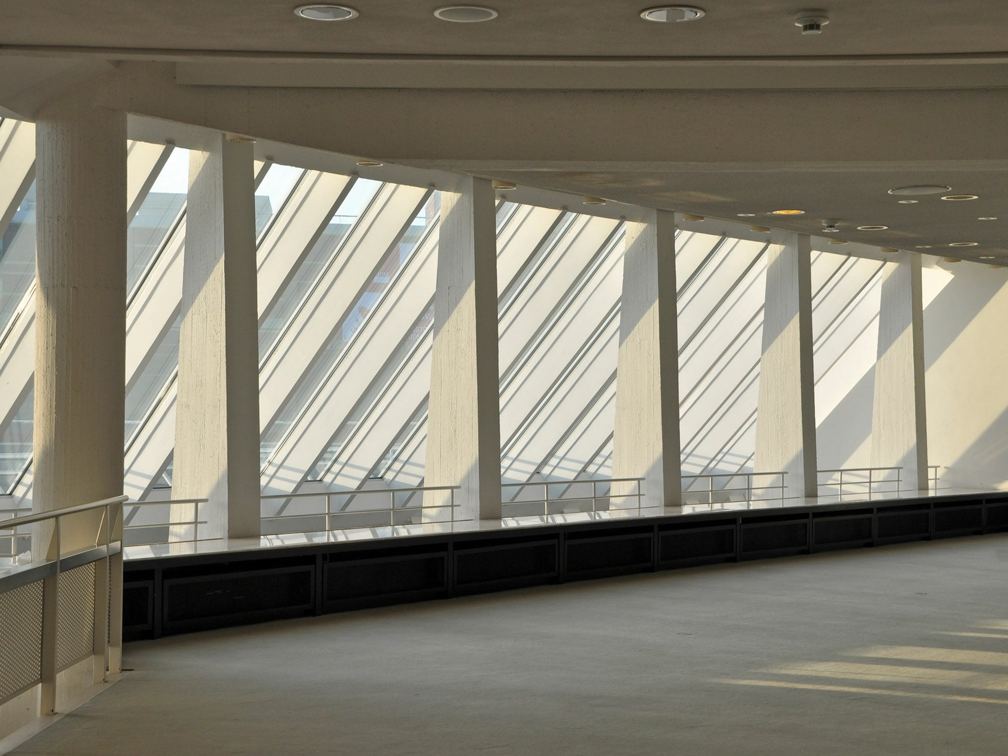 Wie lässt sich Tageslicht gezielt lenken, filtern und inszenieren? Die kostenfreie Vortragsreihe Daylight Talks versammelt dazu renommierte Stimmen aus Architektur und Forschung.