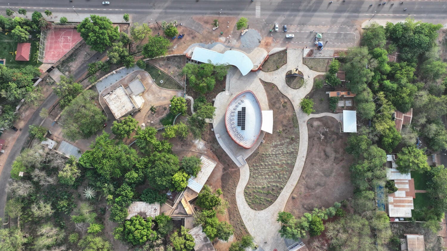 Das Mausoleum befindet sich gleich am Anfang des Grundstücks. Organische Wege führen durch die 14 Hektar große Fläche.