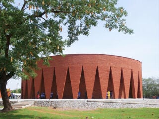 Das Mausoleum Thomas Sankara ist der erste fertiggestellte Teil des gleichnamigen Gedenkparks, geplant von Kéré Architecture in Berlin.