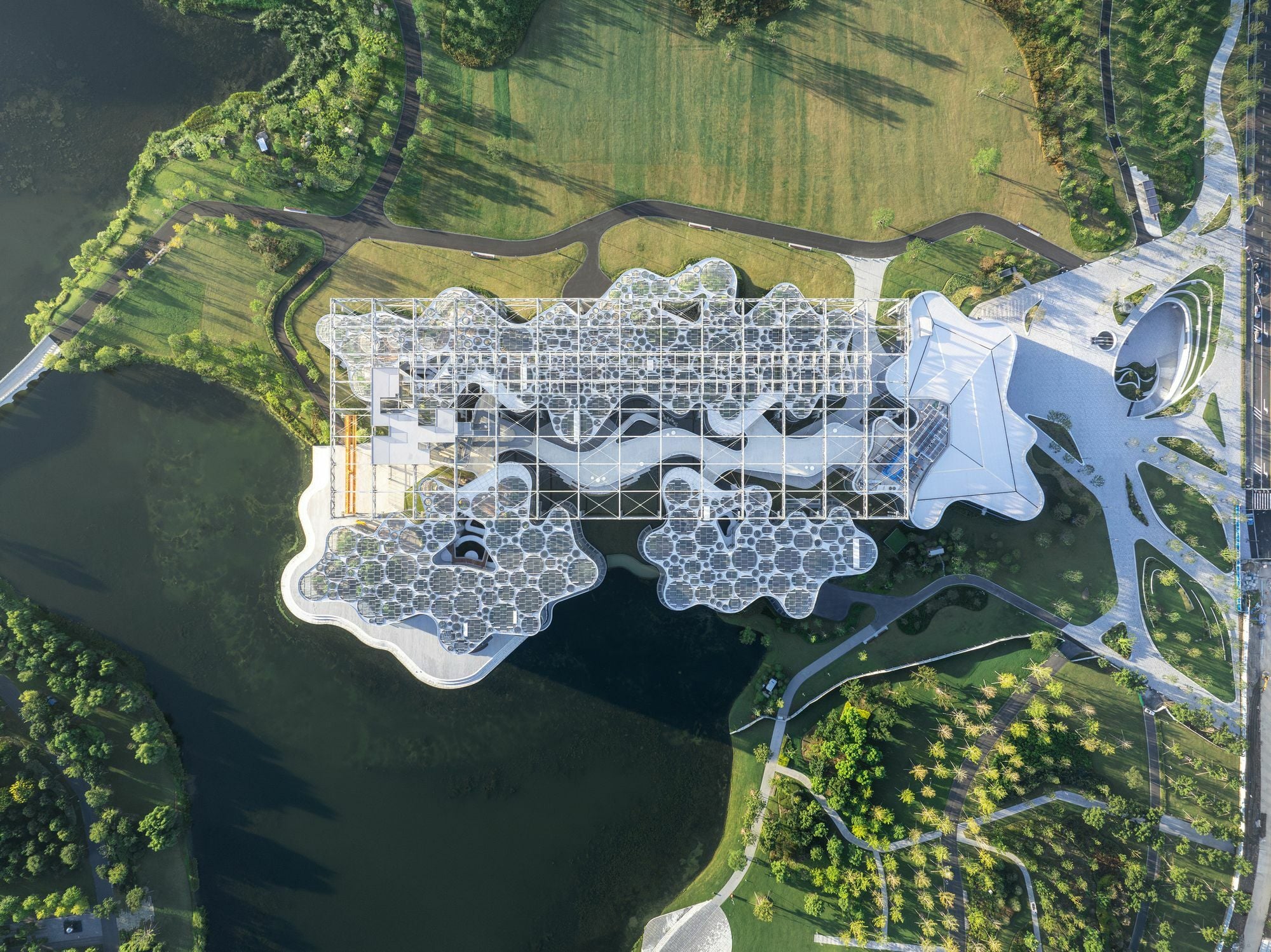 Visualisierung: Von einem niedrigeren Eingangsgebäude ausgehend führt eine Erschließungsachse zu den flankeirenden Gewächshäusern.