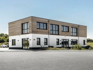 Im Neubau der EMSR-Technik GmbH in Wölfersheim kommt ein aufeinander abgestimmtes System aus Heizungs-, Klima-, Lüftungs- und Warmwassertechnik zum Einsatz, das in die Gebäudeleittechnik integriert ist.