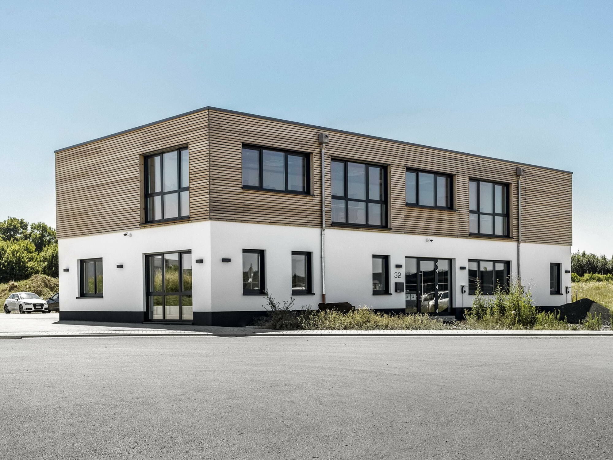 Im Neubau der EMSR-Technik GmbH in Wölfersheim kommt ein aufeinander abgestimmtes System aus Heizungs-, Klima-, Lüftungs- und Warmwassertechnik zum Einsatz, das in die Gebäudeleittechnik integriert ist.