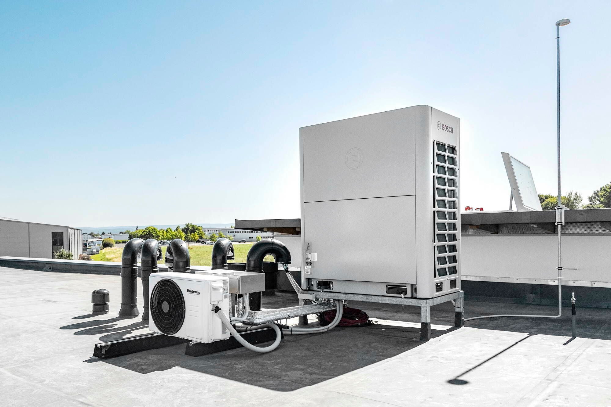 Auf dem Dach des Bürogebäudes sind die VRF-Außeneinheit Air Flux 6300 A und ein Multisplit-Klimagerät Logacool AC MS von Buderus installiert.