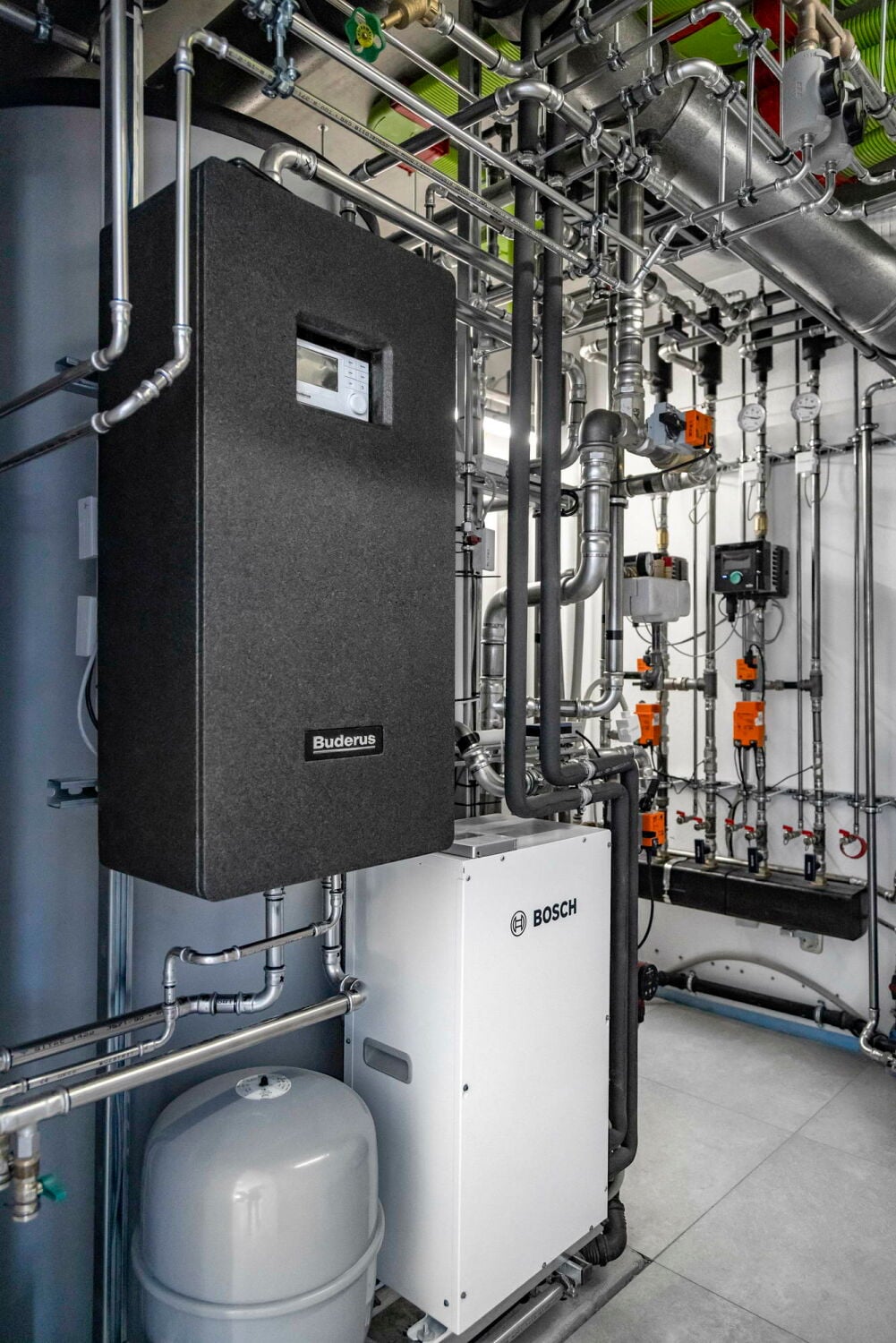 Über die Frischwasserstation Logalux FS27/3 E (links) stellt das System stets ausreichend Warmwasser zur Verfügung. 