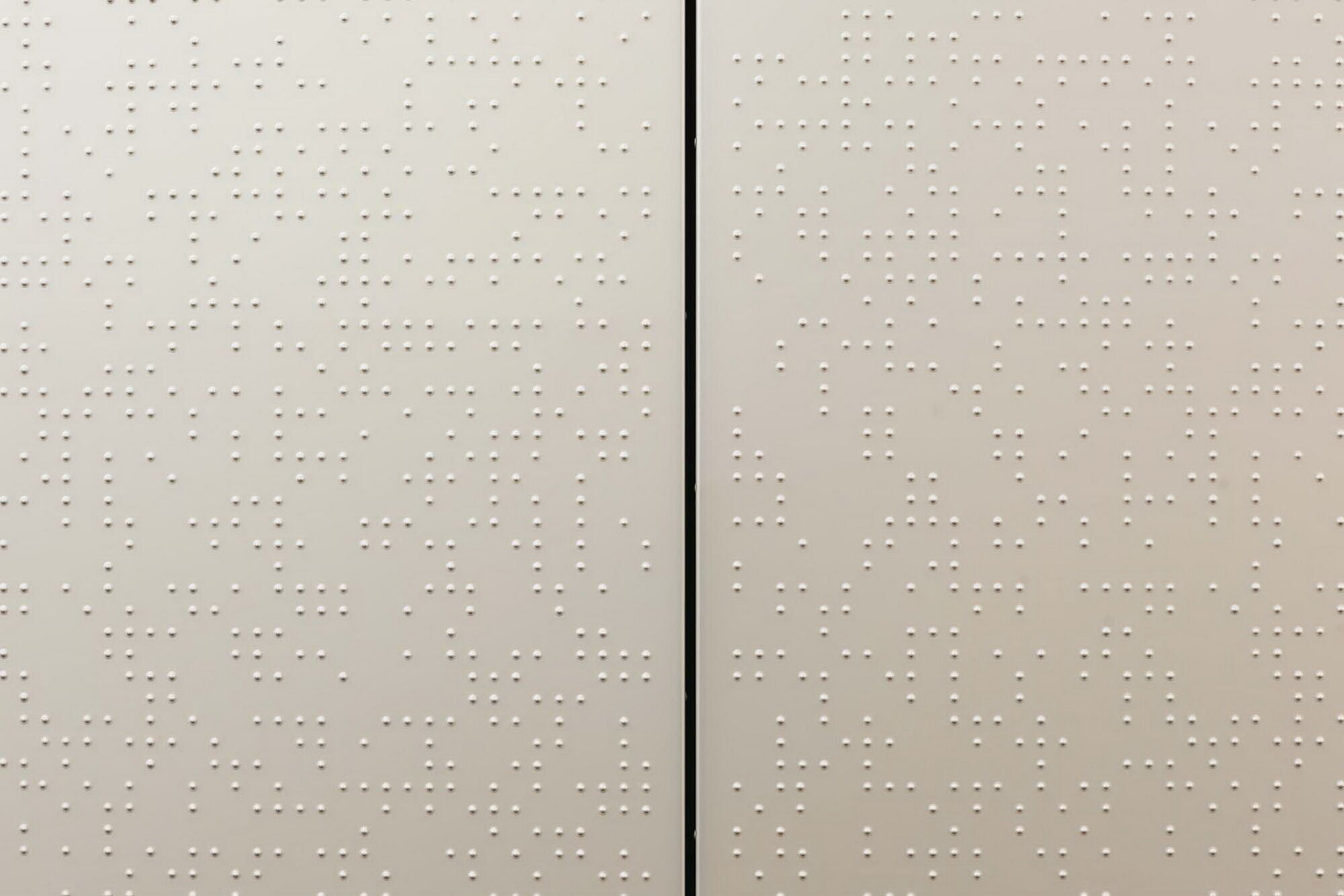 Als sichtbares und fühlbares Zeichen der Inklusion sind in einzelne Fassadenelemente Auszüge aus der UN-Behindertenrechtskonvention in Brailleschrift integriert.