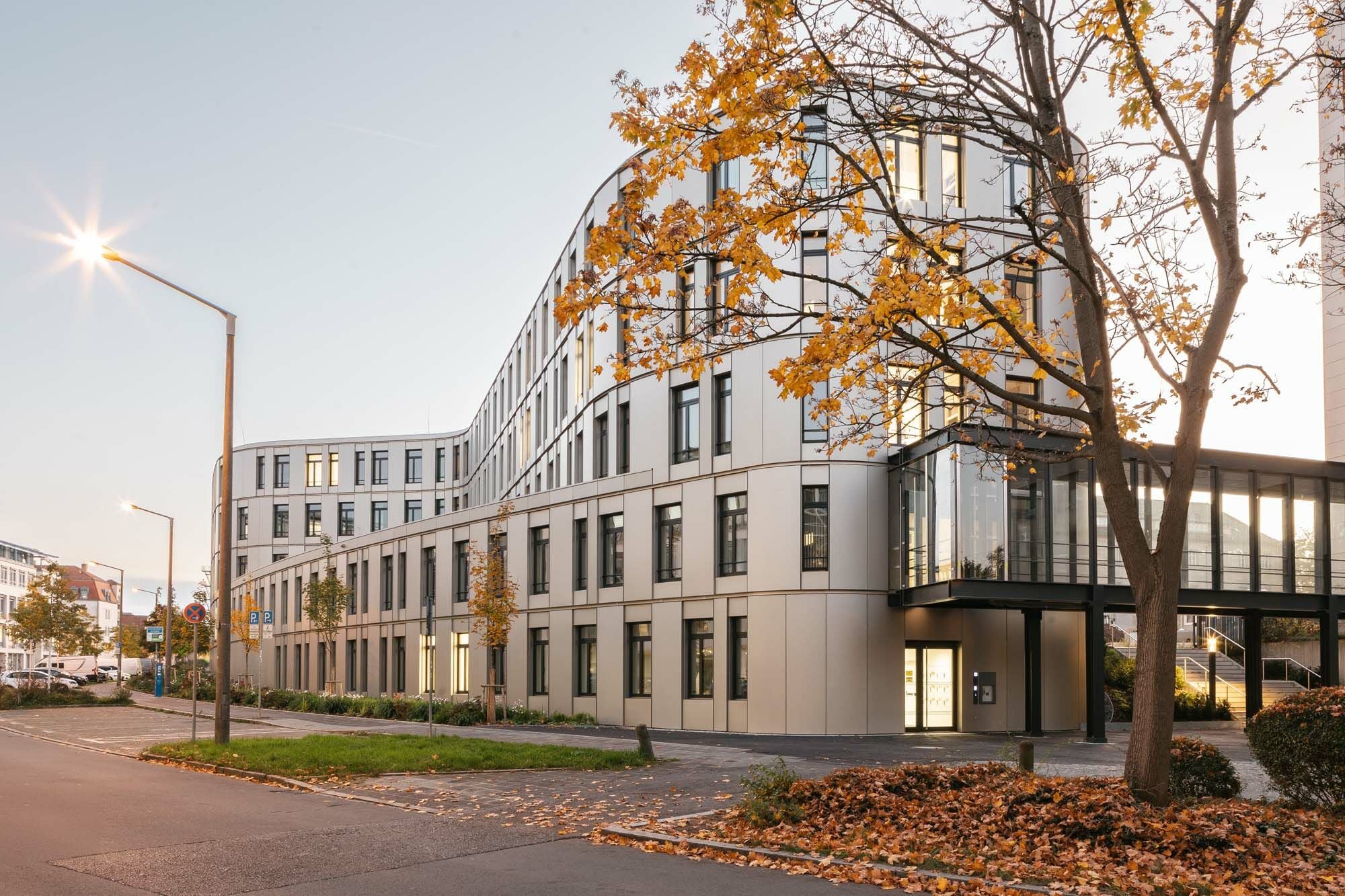 Mit seiner geschwungenen Form folgt der Neubau von Heinlewischer im Erdgeschoss dem sanften Verlauf der Roonstraße, die Obergeschosse hingegen haben eine S-förmige Kubatur. 