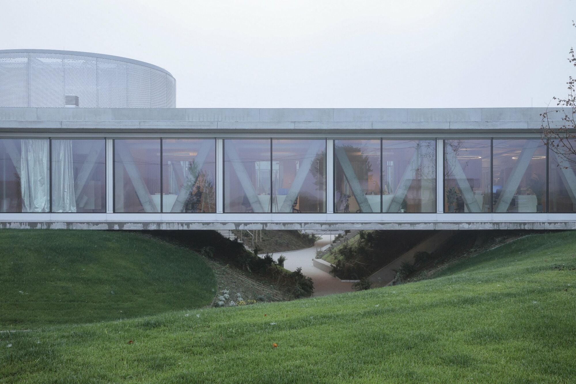 Architektur und künstlich modellierte Landschaft als spannungsvoller Kontrast