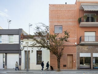 Das Grundstück des Wohnhauses von Harquitectes ist nur 4,8 Meter breit und 14 Meter tief.