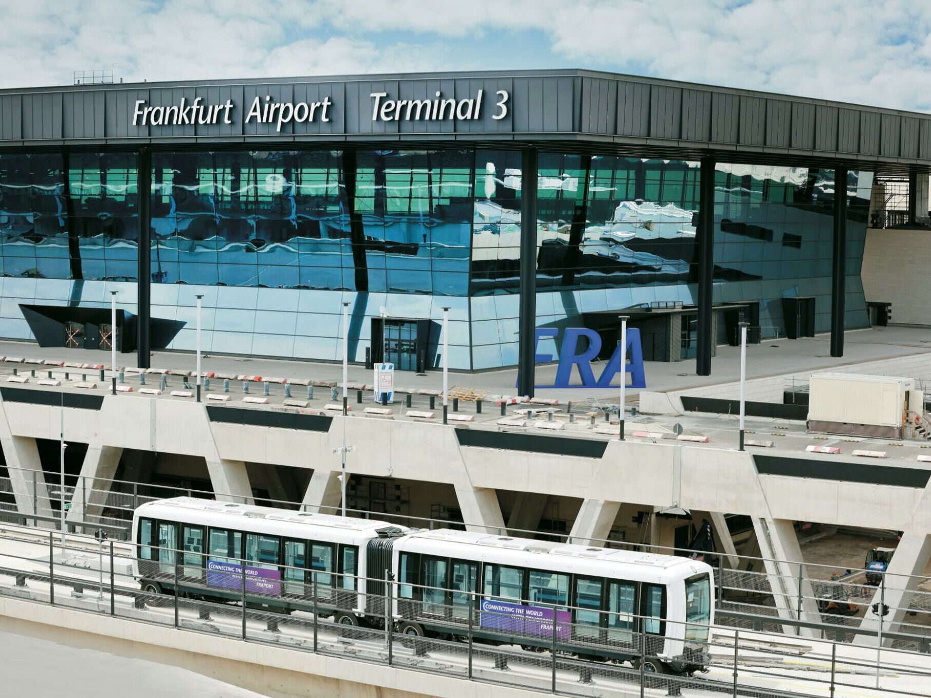 Blick auf die Check-in-Halle von Terminal 3 am Flughafen Frankfurt: Das neue Terminal erstreckt sich über 361.000 Quadratmetern Bruttogrundfläche und ist für bis zu 19 Millionen Passagiere pro Jahr ausgelegt.