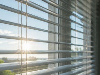 Der gtot-Wert beschreibt den Gesamtenergiedurchlassgrad einer Verglasung in Kombination mit einem Sonnenschutzsystem.