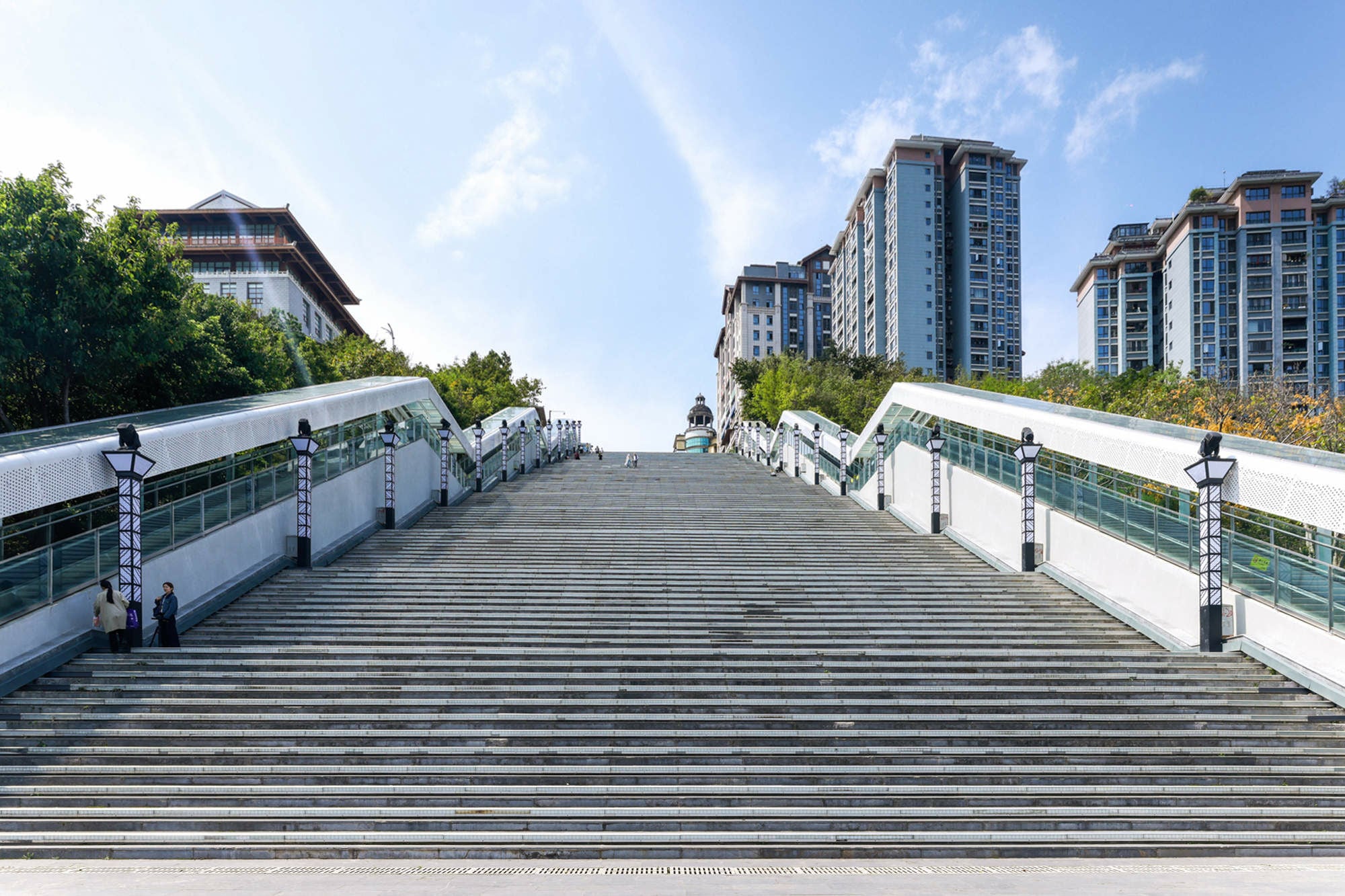 Am unteren Ende des Berges flankieren die beiden Fahrtreppen die alte Treppe.
