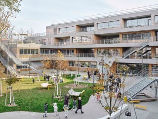 Der von Kronaus Mitterer Architekten geplante Neubau ist eine Hybridkonstruktion aus Holz und Beton.