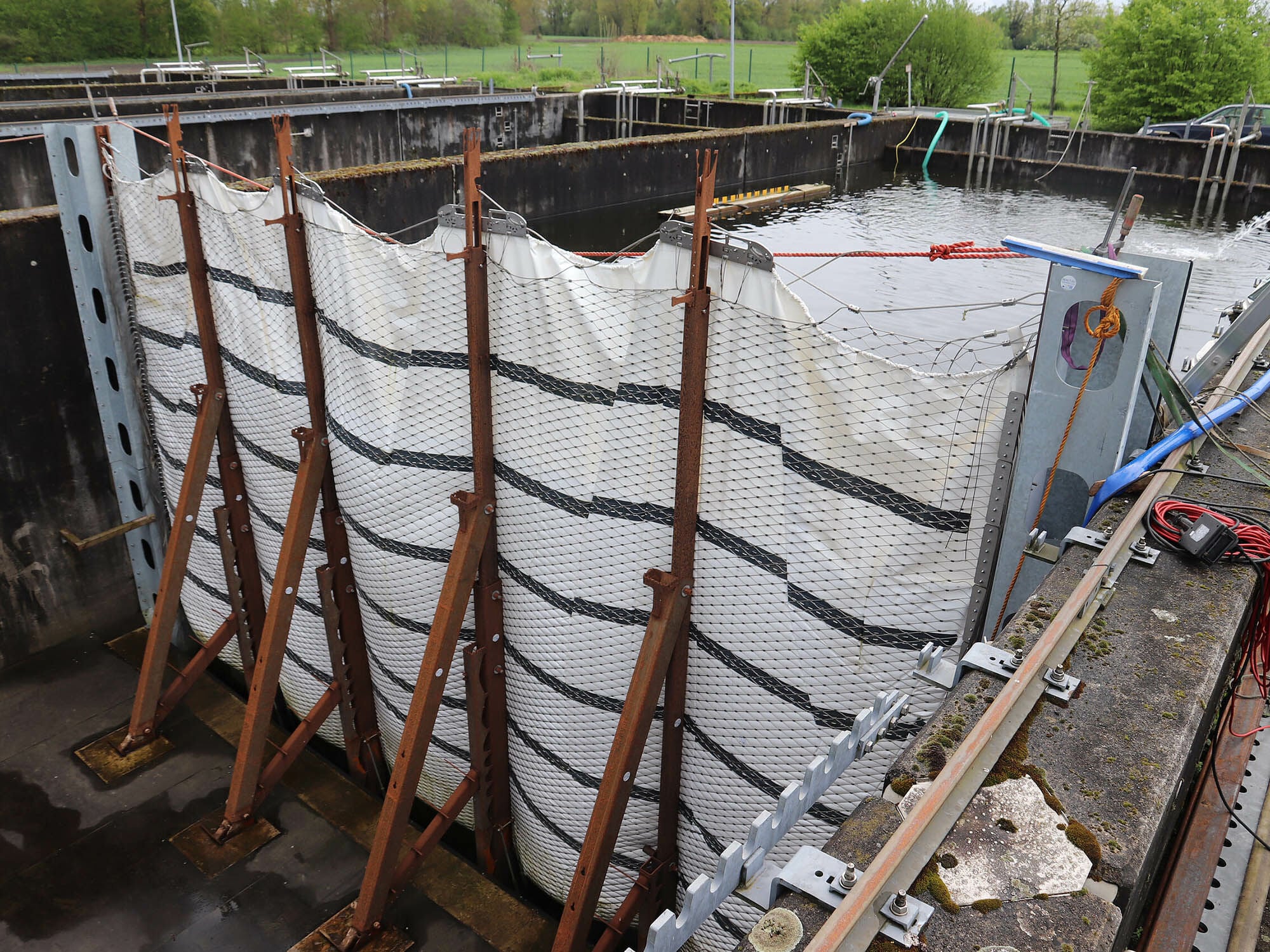 Die vier Meter hoohe Hochwasserschutzwand des Unternehmens Aquaburg hält Wasser in der Testanlage Münster.