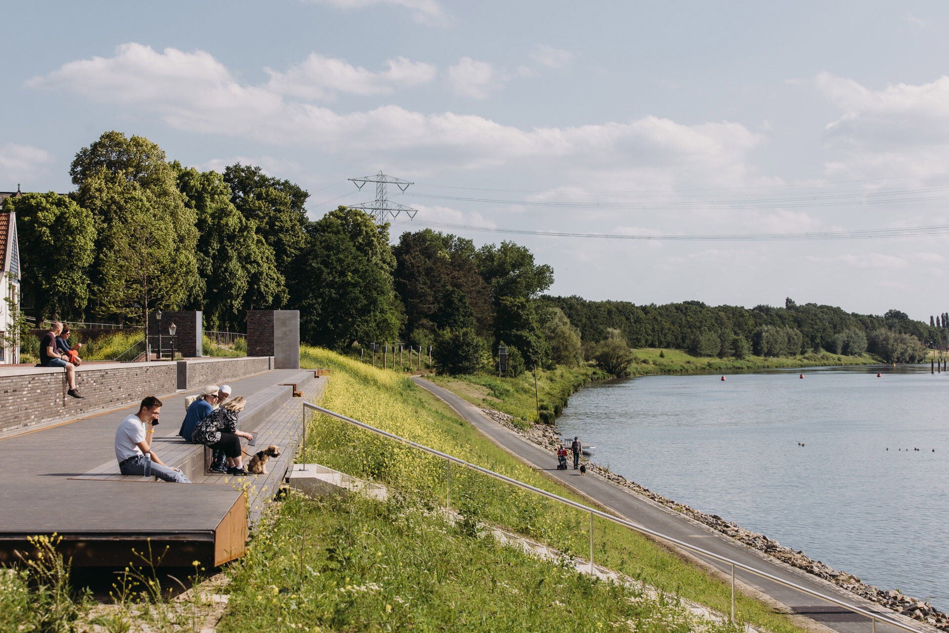 Die neue Uferpromenade präsentiert sich als öffentlicher Aufenthaltsort am Wasser – erst auf den zweiten Blick ist zu erkennen, dass es sich hierbei auch um eine Schutzanlage handelt.