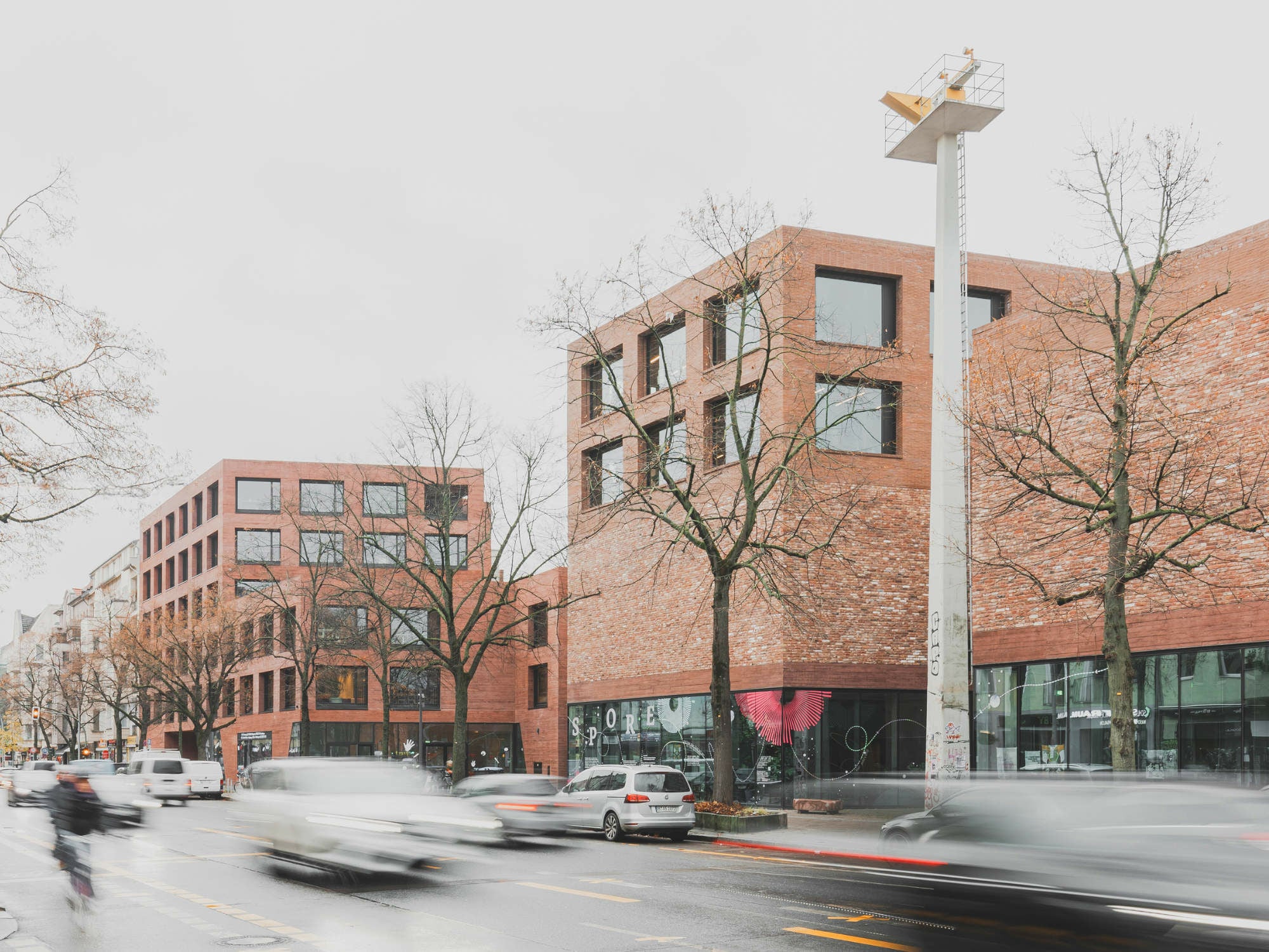 In Berlin-Neukölln, direkt an der belebten Herrmannstraße, ließ die Schöpflin-Stiftung bis 2024 ein Kultur- und Medienhaus errichten. Die Pläne kamen von AFF Architekten. 