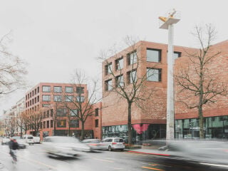 In Berlin-Neukölln, direkt an der belebten Herrmannstraße, ließ die Schöpflin-Stiftung bis 2024 ein Kultur- und Medienhaus errichten. Die Pläne kamen von AFF Architekten. 