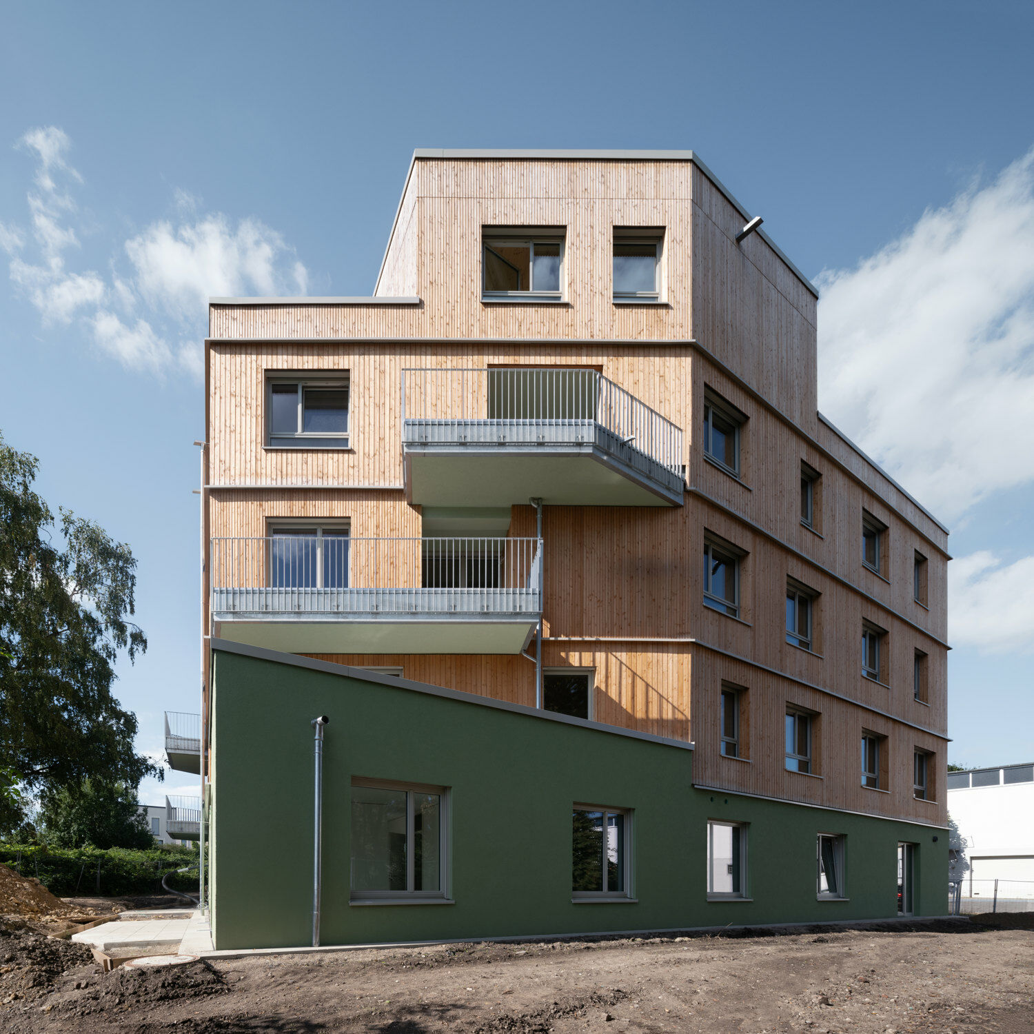 Der olygonale Baukörper verfügt über mehrere Dachterrassen und einige große Balkone.