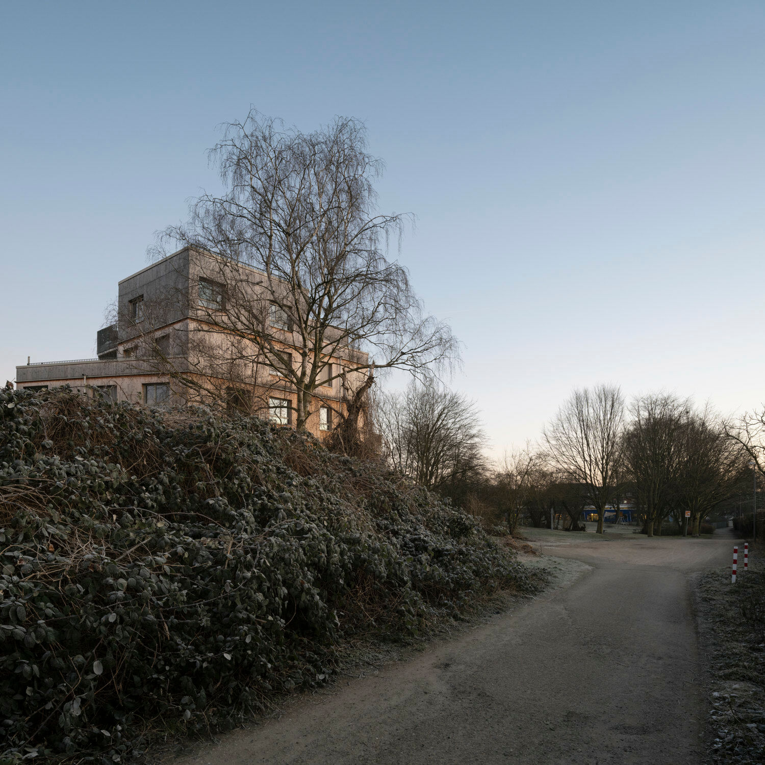 Die Baugemeinschaft erhielt das Grundstück von der Stadt Aachen im Erbbaurecht, unter der Bedinung auch geförderte Wohnung anzubieten.