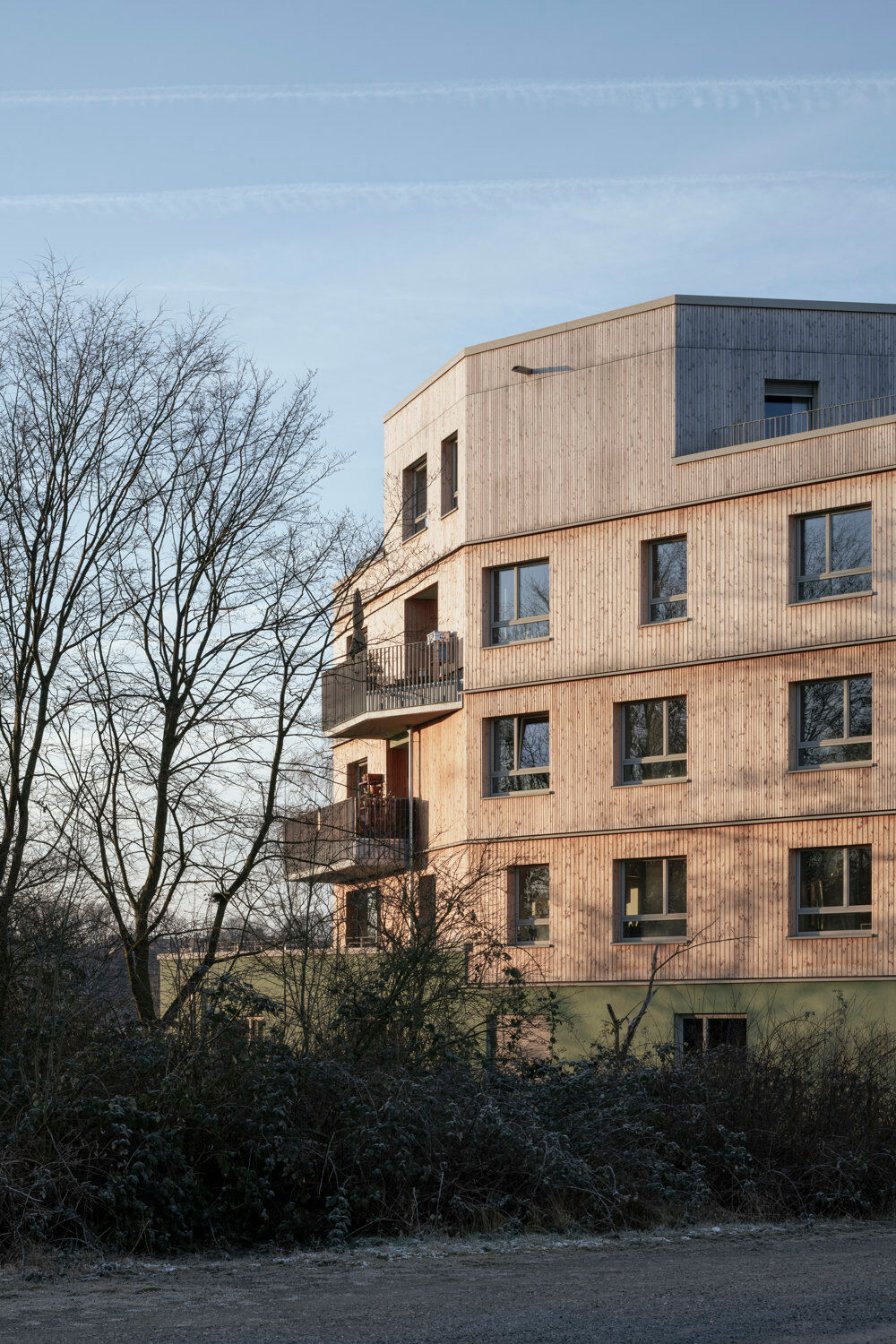 Während das Erdgeschoss in Stahlbeton errichtet wurde, wählte man für die Obergeschosse eine Holzständerkonstruktion.