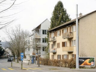 Atelier Candrian Meier gaben einem Mehrfamilienhaus im Westen Zürichs deutlich mehr Wohnraum und eine gänzlich neue Erscheinung.