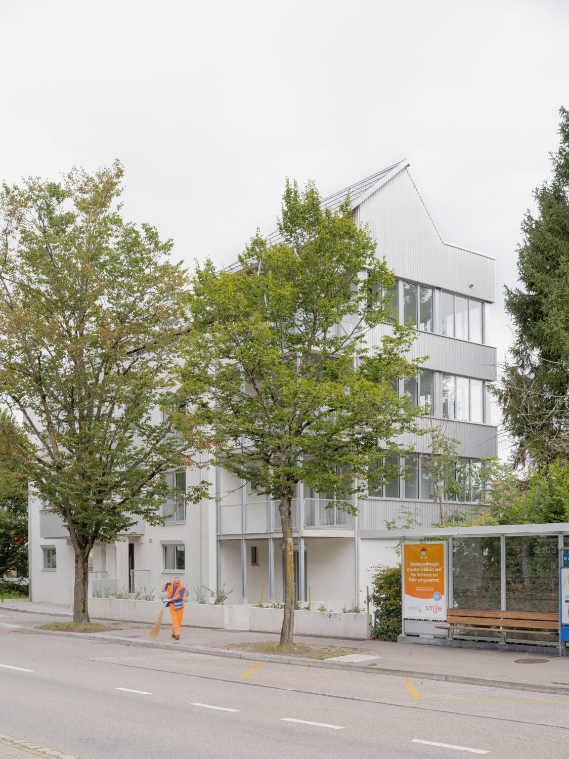 Aufstockung und Anbau verleihen dem Haus seine eigentümliche Silhouette.